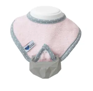 Lullalove SupeRRO baby Hevea - podbradník a hryzátko 2v1, růžový