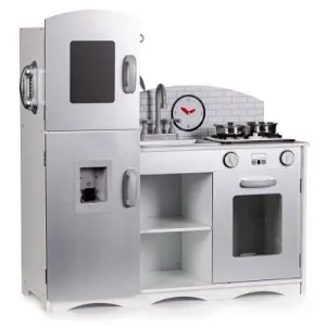 Veľká drevená kuchyňa s chladničkou, sporákom, práčkou a rúrou