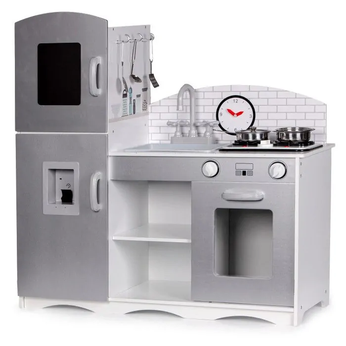 Veľká drevená kuchyňa s chladničkou, sporákom, práčkou a rúrou