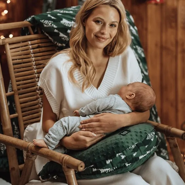 La Millou - Luxusný multifunkčný vankúš Grandma Dana's Hen - Navy/Aqua Palms