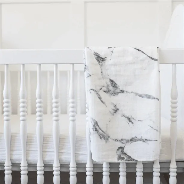 Narodeninová sada Lulujo - Bambusová plienka 120x120 + čiapočka Marble