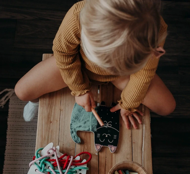 Drevená mačka - hračka a tabuľka 2v1