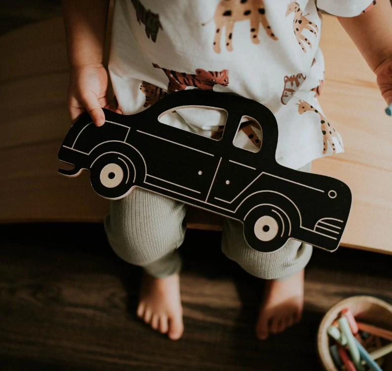 Drevené auto Saturn - hračka a tabuľka 2v1