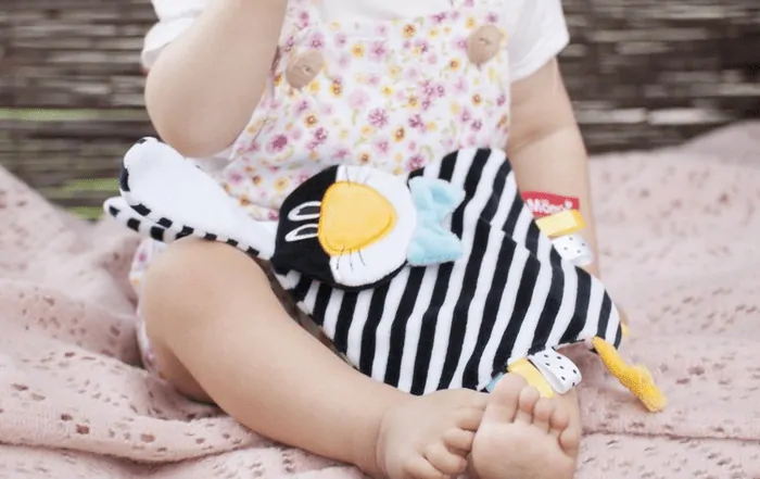 Maznacia a šuštiaca hračka Mom´s Care - Pruhovaný zajačik