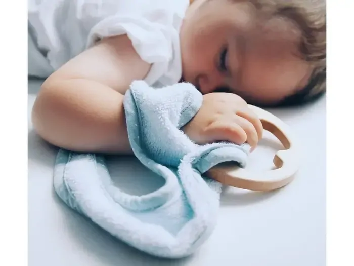 Lullalove SupeRRO baby eco - podbradník a hryzátko 2v1, modrý