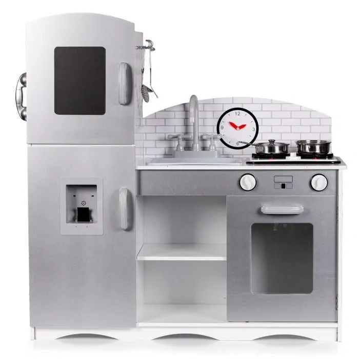 Veľká drevená kuchyňa s chladničkou, sporákom, práčkou a rúrou