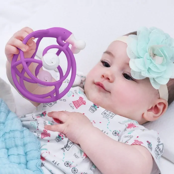 Hryzátko Mömbella s hrkálkou - Slimák purple