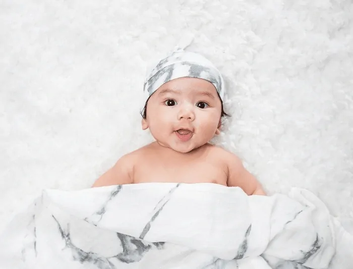 Narodeninová sada Lulujo - Bambusová plienka 120x120 + čiapočka Marble