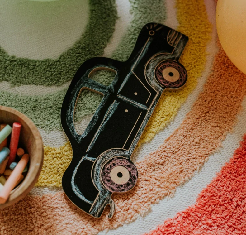 Drevené auto Saturn - hračka a tabuľka 2v1