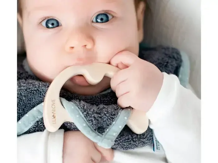 Lullalove SupeRRO baby eco - podbradník a hryzátko 2v1, šedý
