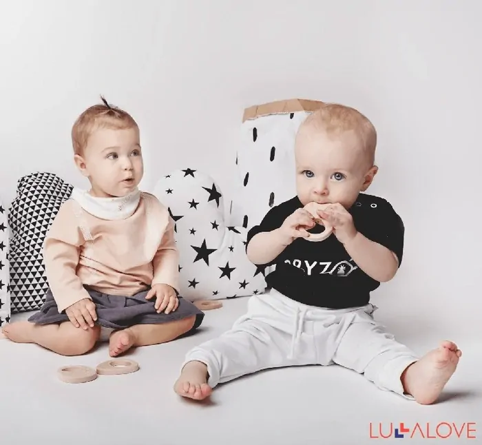 Lullalove Hryzátko drevené s šatkou - Jahoda