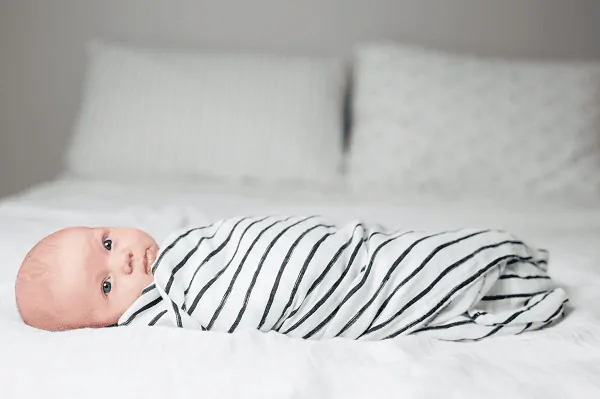 Bambusová plienka / zavinovačka Lulujo - Navy triangles  120x120 cm