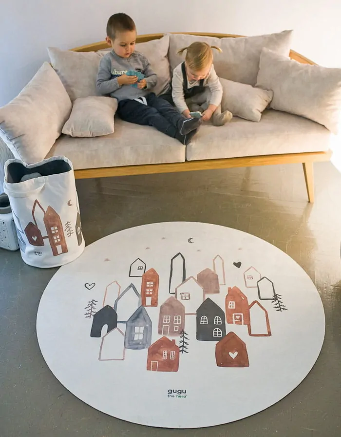 Gugu the Hero Kaučuková hrací podložka - Scandi Town CIRCLE