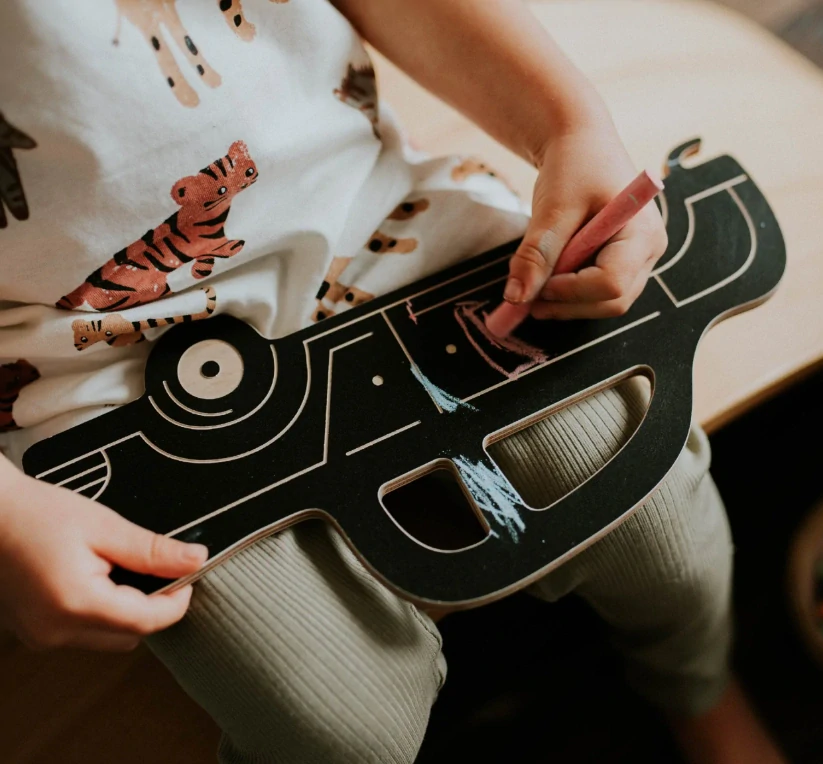 Drevené auto Saturn - hračka a tabuľka 2v1