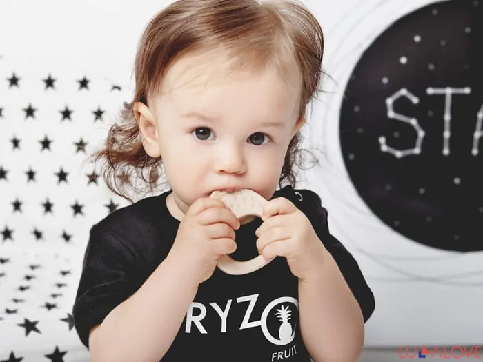 Lullalove Hryzátko drevené s šatkou - Pomaranč