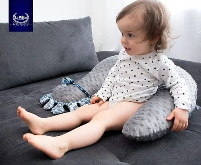 La Millou - Luxusný multifunkčný vankúš Grandma Dana's Hen - Navy/Aqua Palms