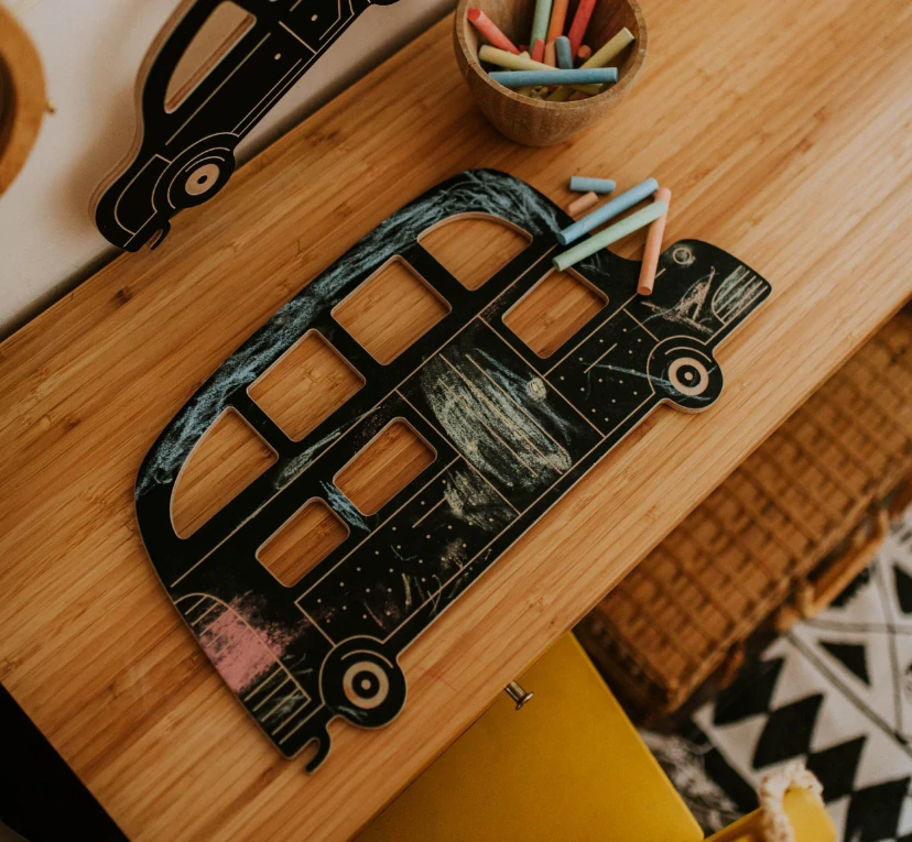 Veľký drevený autobus - hračka a tabuľka 2v1